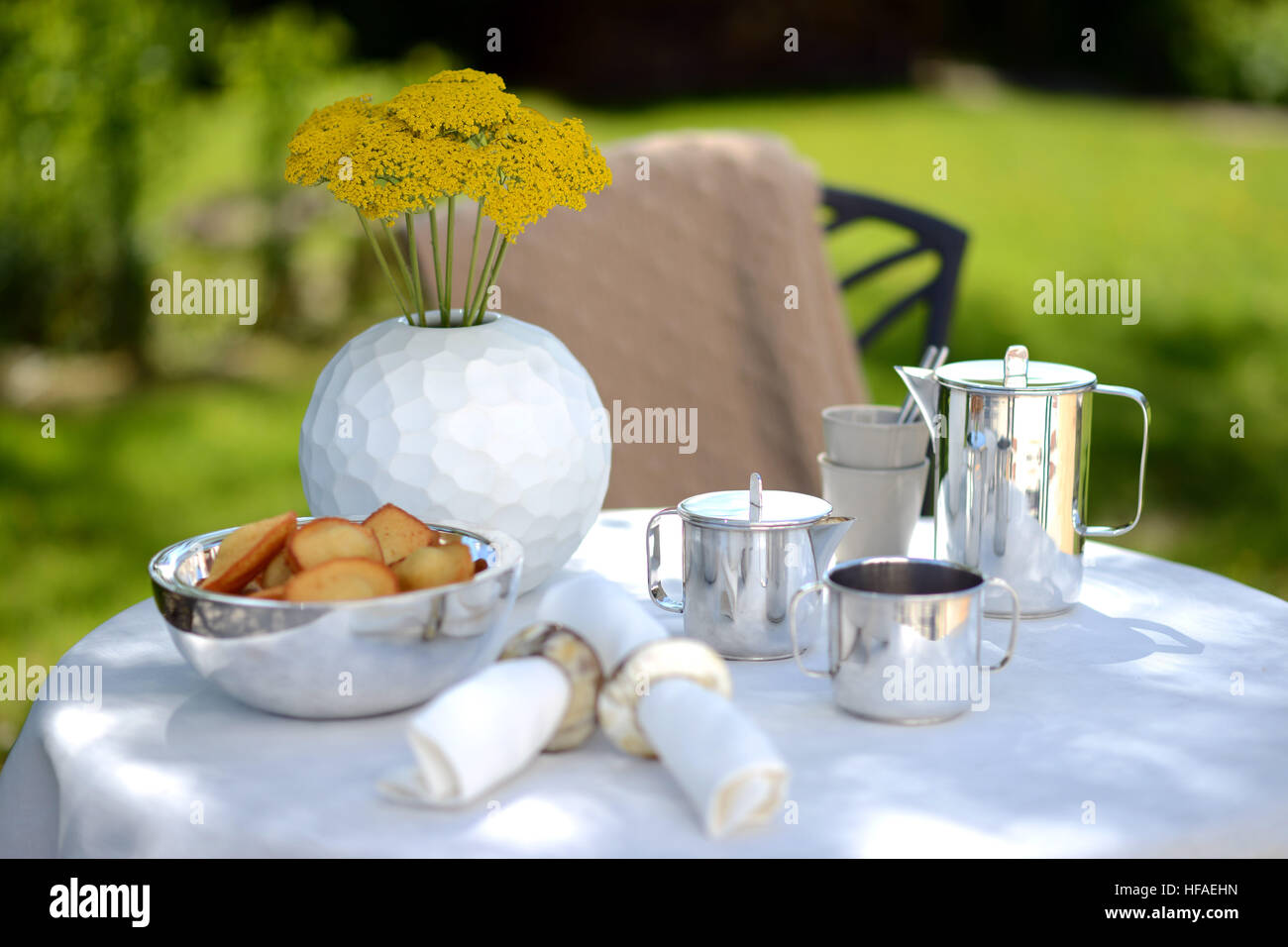 Argento di lusso POT del caffè su una coperta di biancheria da tavolo esterno in estate. Foto Stock