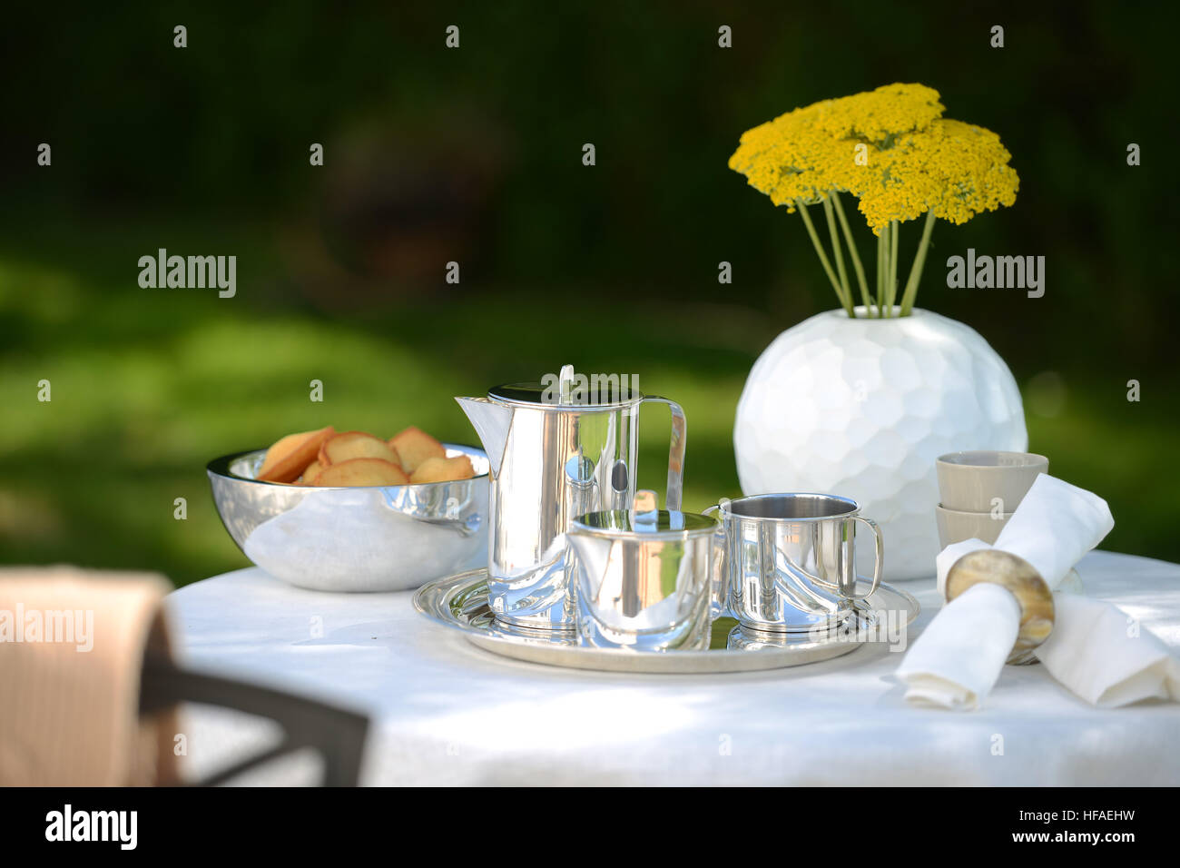 Argento di lusso POT del caffè su una coperta di biancheria da tavolo esterno in estate. Foto Stock