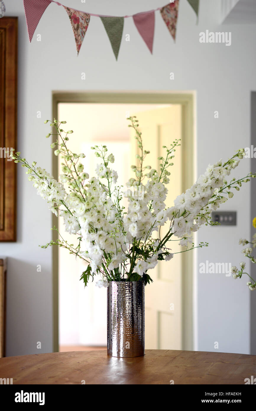 Smokey vaso di vetro bianco con fiore delphinium display interno Foto Stock