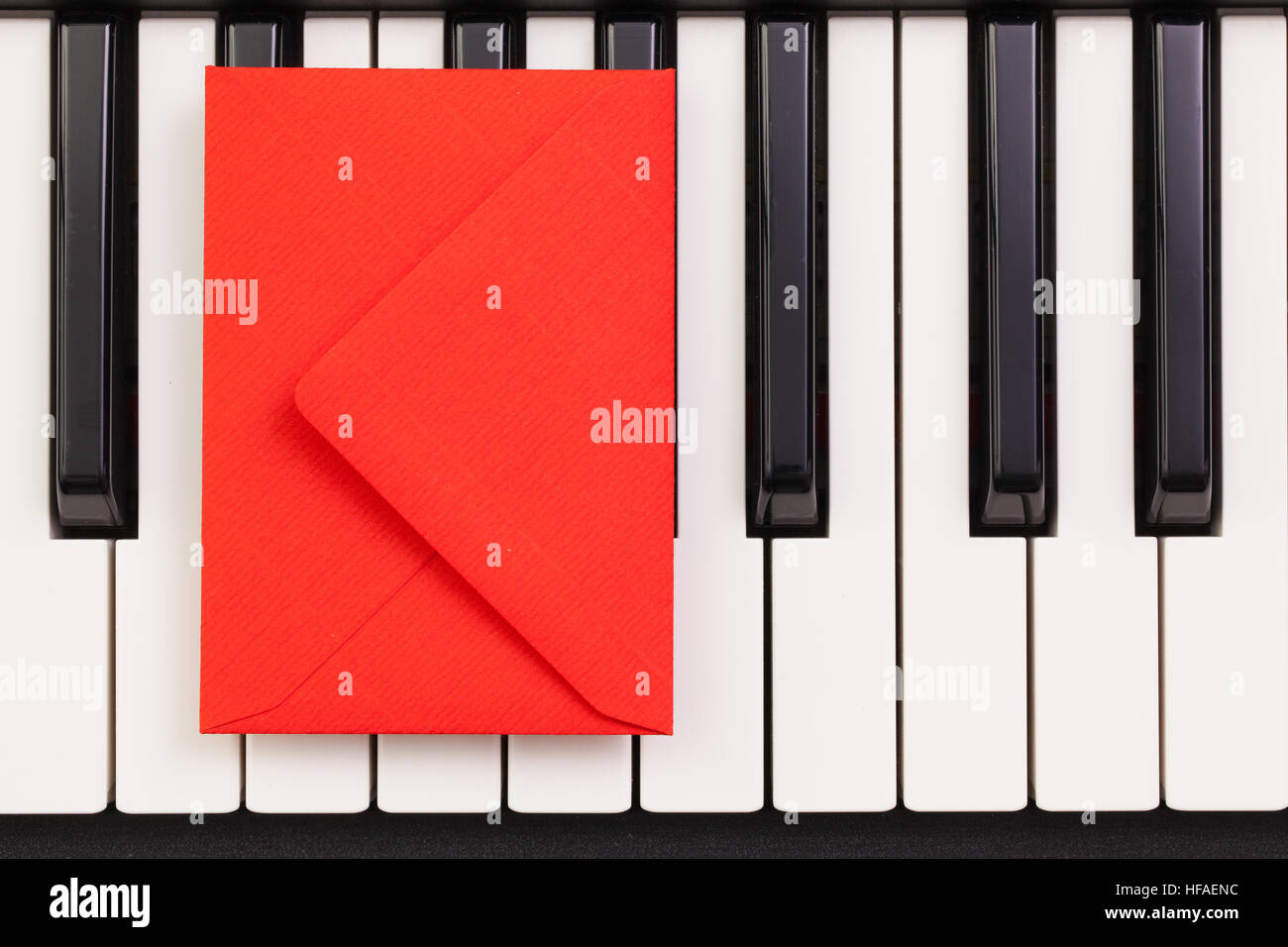 Disposizione divertenti busta sul pianoforte keybords - Appartamento - immagine di laici Foto Stock