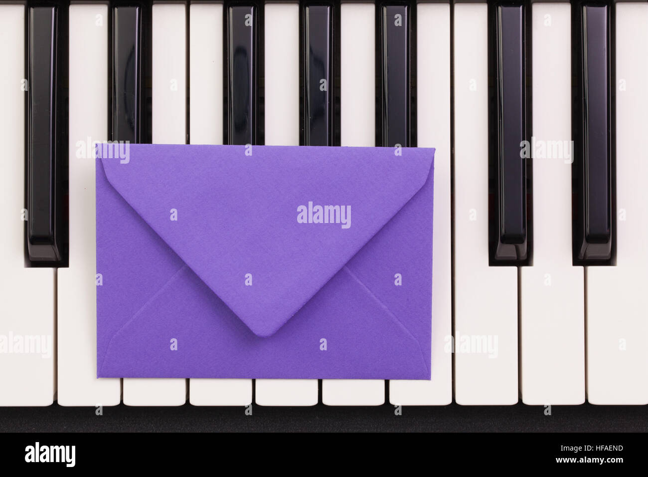Disposizione divertenti busta sul pianoforte keybords - Appartamento - immagine di laici Foto Stock