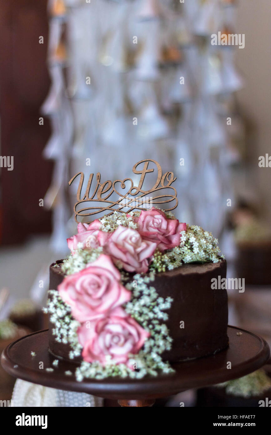 Cioccolato Torta di Nozze con fiori ghiacciata Foto Stock