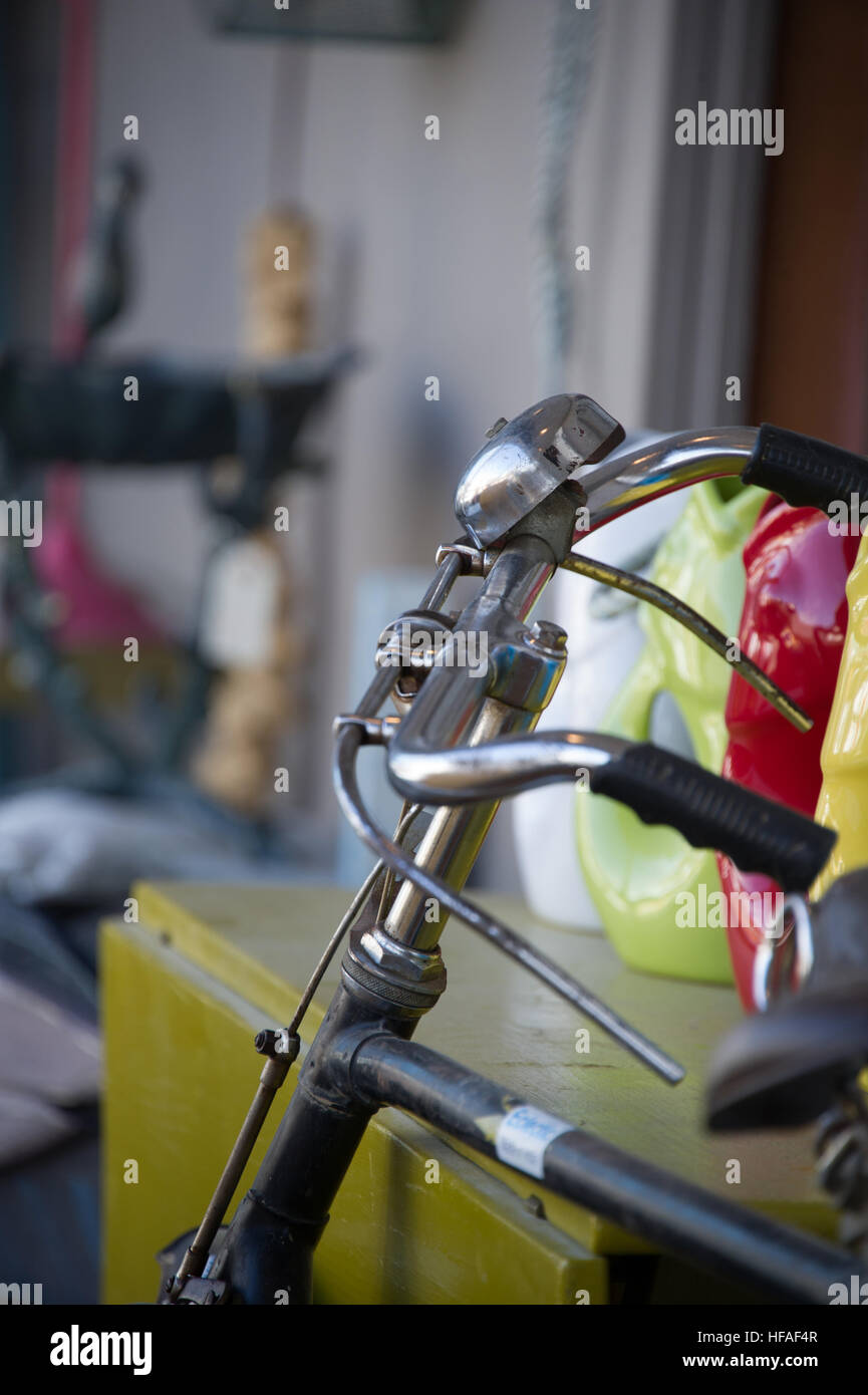 Vintage manubrio di bicicletta con una campana Foto Stock