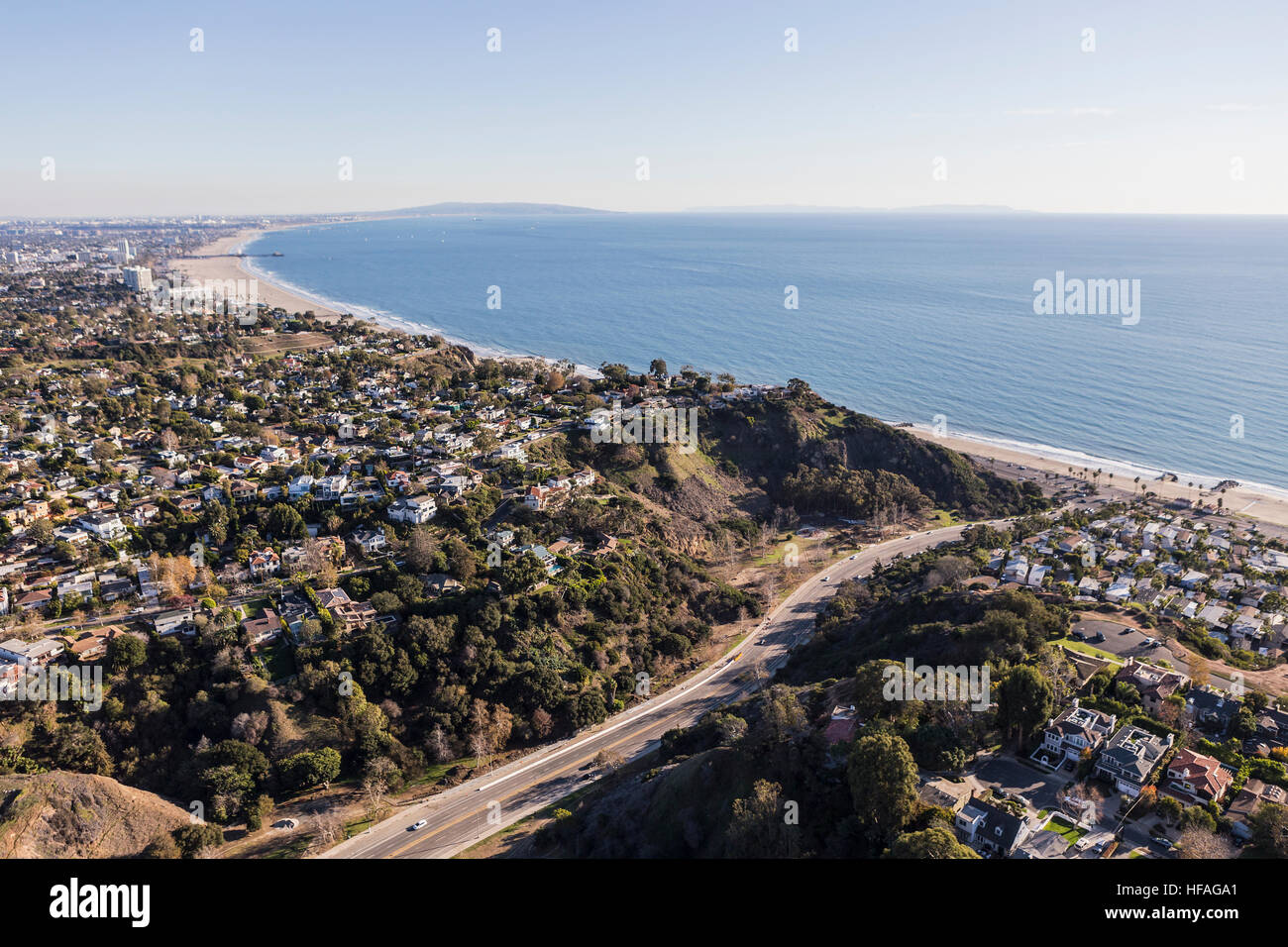 Antenna di Temescal Canyon Road e Pacific Palisades quartieri vicino alla Baia di Santa Monica in California del Sud. Foto Stock