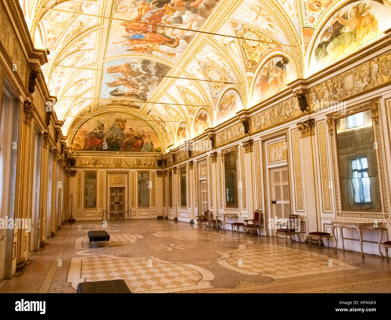 Mantova, Italia - 8 Gennaio 2016: il Palazzo Ducale di Mantova, noto anche come il palazzo dei Gonzaga, è uno dei principali edifici storici cittadini. Foto Stock