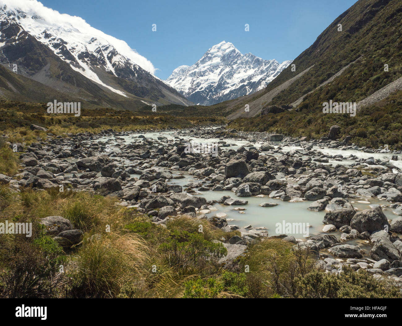 Mount Cook (3754m) dall'Hooker Valle e sul ghiacciaio del fiume alimentato Foto Stock