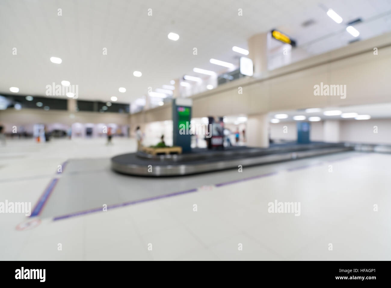 Offuscata, sfondo bokeh di reclamo bagagli area della cinghia nella zona di arrivo di un aeroporto Foto Stock