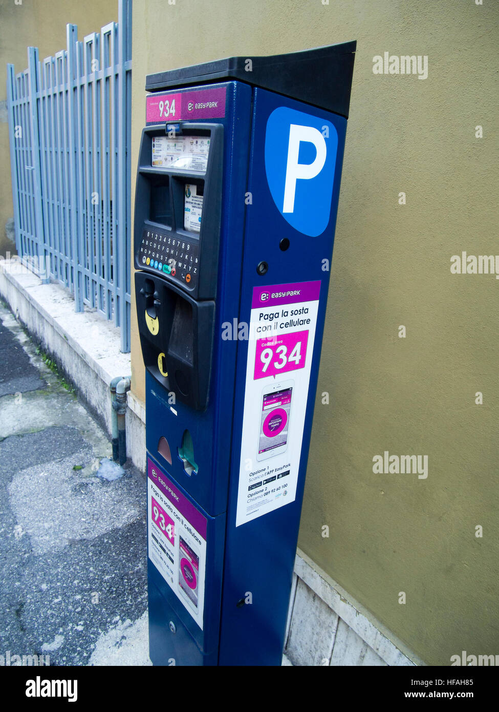 Nuova generazione di energia solare pulita powered smart parcometri Foto Stock