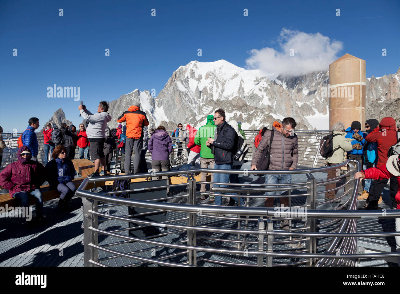 COURMAYEUR, - Luglio 29, 2016: persone non identificate come scattare una foto sulla terrazza panoramica di Punta Helbronner di nuovo SKYWAY Mont Blanc Foto Stock