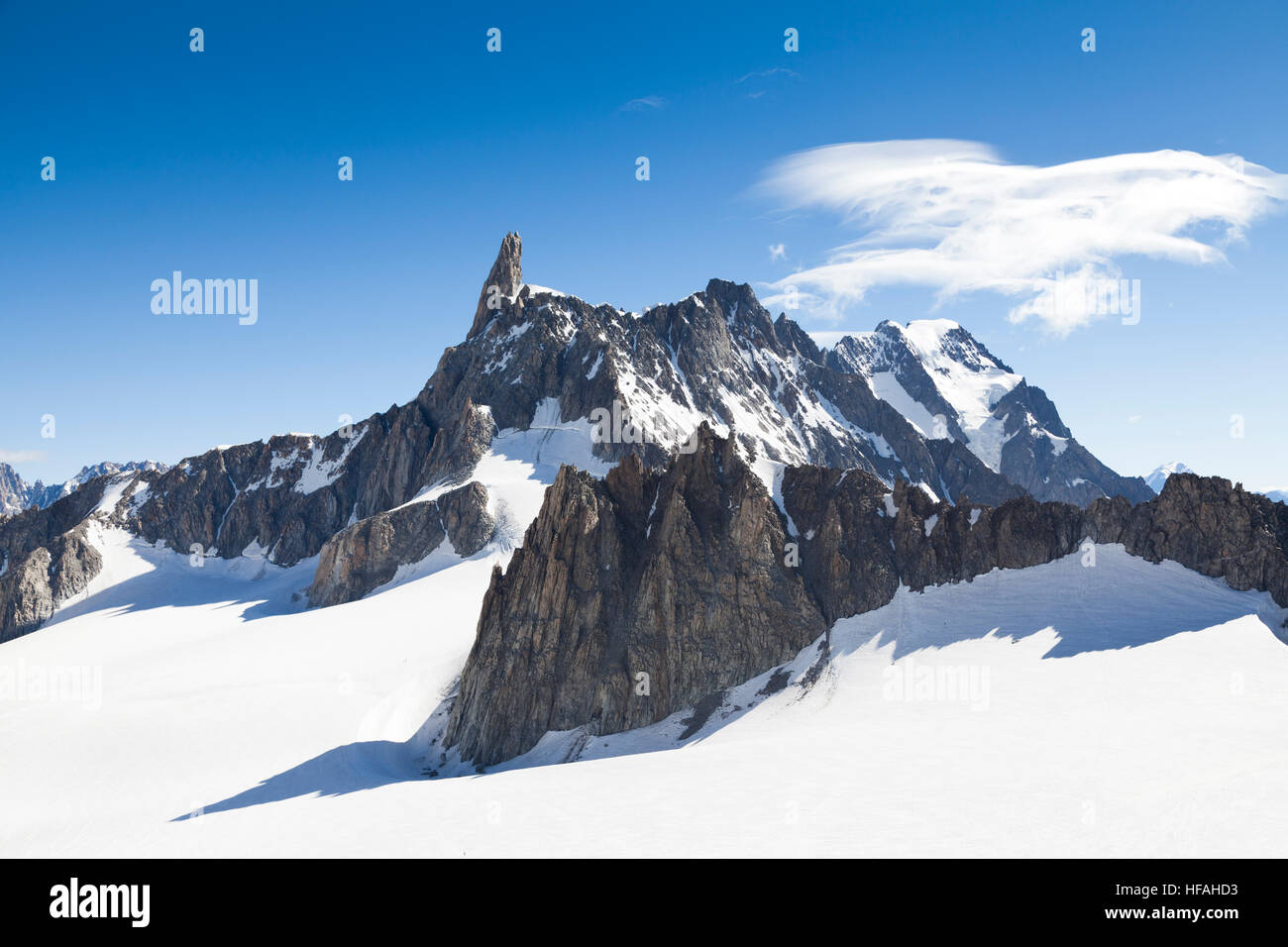 Vista panoramica delle Alpi occidentali con il Dente del Gigante (Dent du Geant) da Helbronner tetto dell'Europa in Valle d'Aosta regione Italia Foto Stock