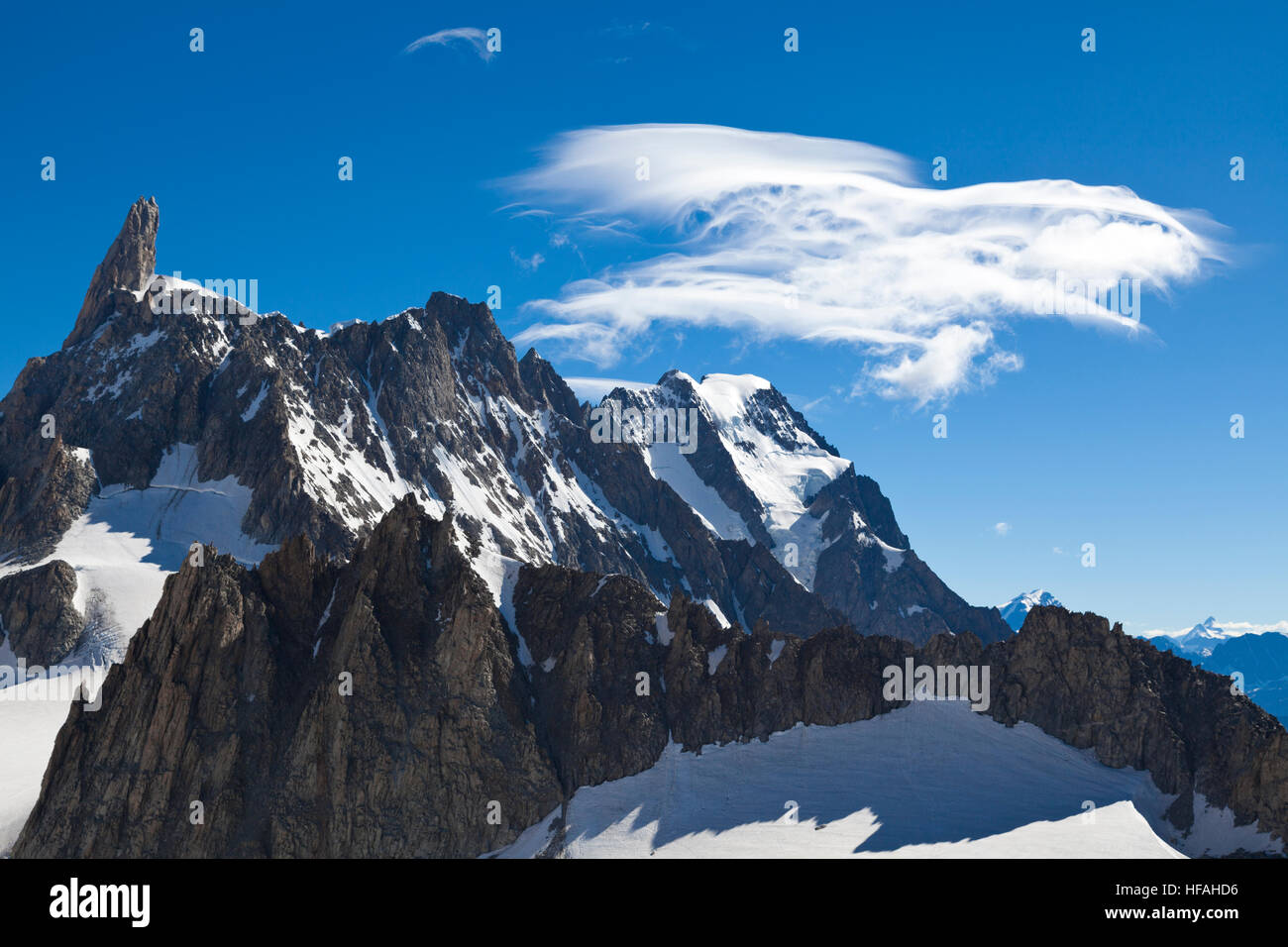 Vista panoramica delle Alpi occidentali con il Dente del Gigante (Dent du Geant) da Helbronner tetto dell'Europa in Valle d'Aosta regione Italia Foto Stock