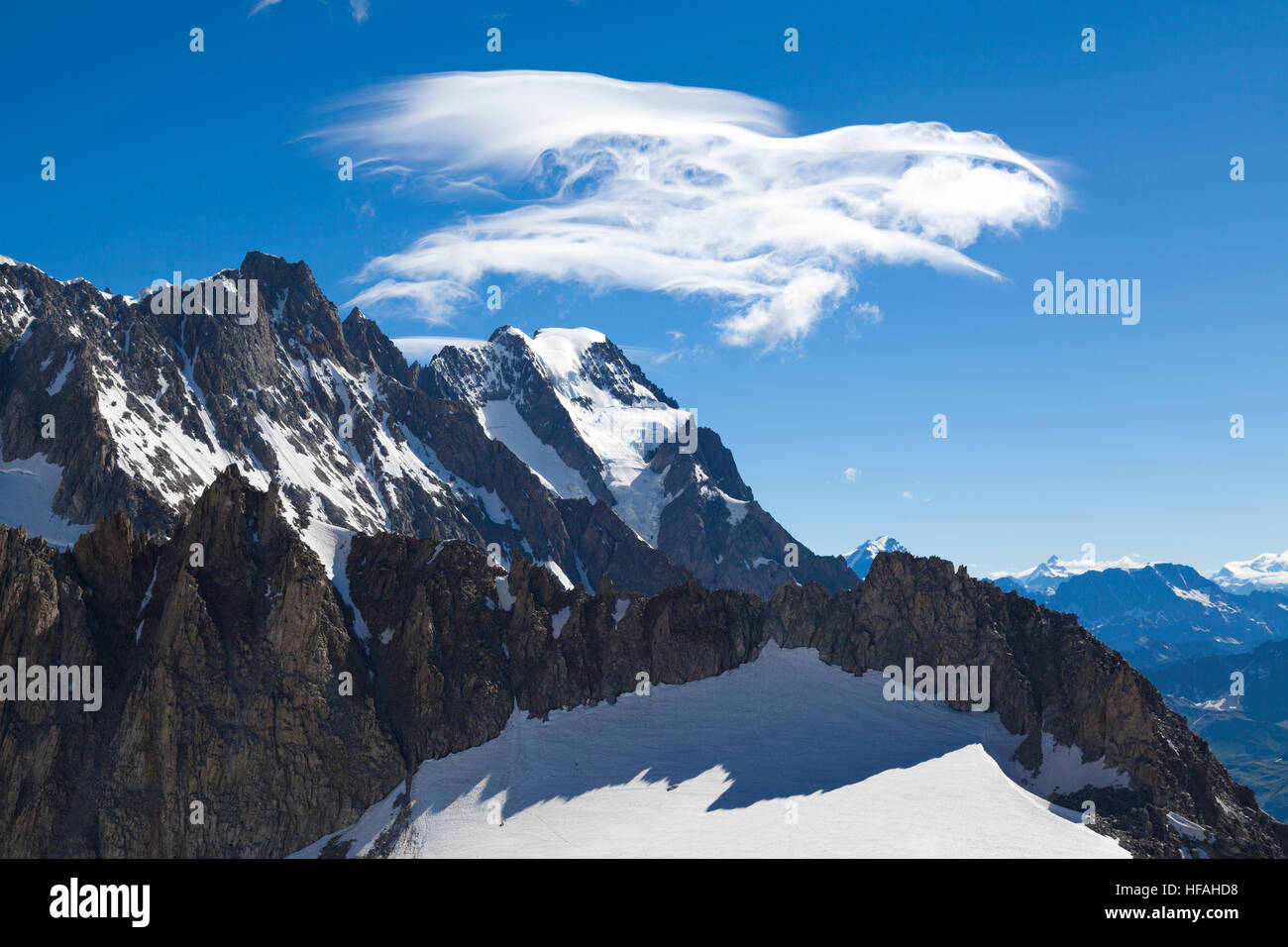 Vista panoramica delle Alpi occidentali con il Dente del Gigante (Dent du Geant) da Helbronner tetto dell'Europa in Valle d'Aosta regione Italia Foto Stock