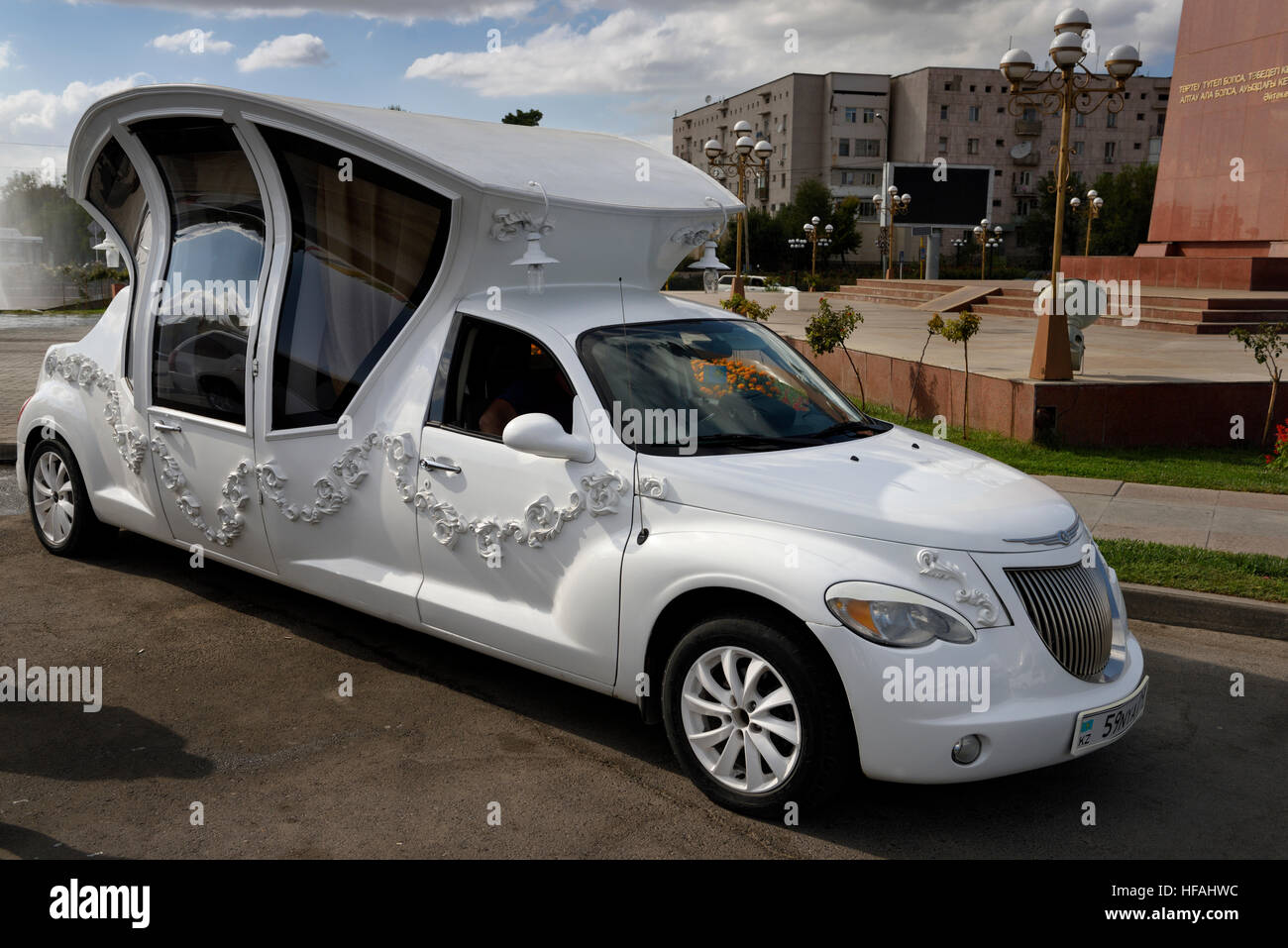 Elaborare limousine fatto per assomigliare ad un carrello per una festa di nozze a Ordabassy piazza Fontana Shymkent Kazakistan Foto Stock