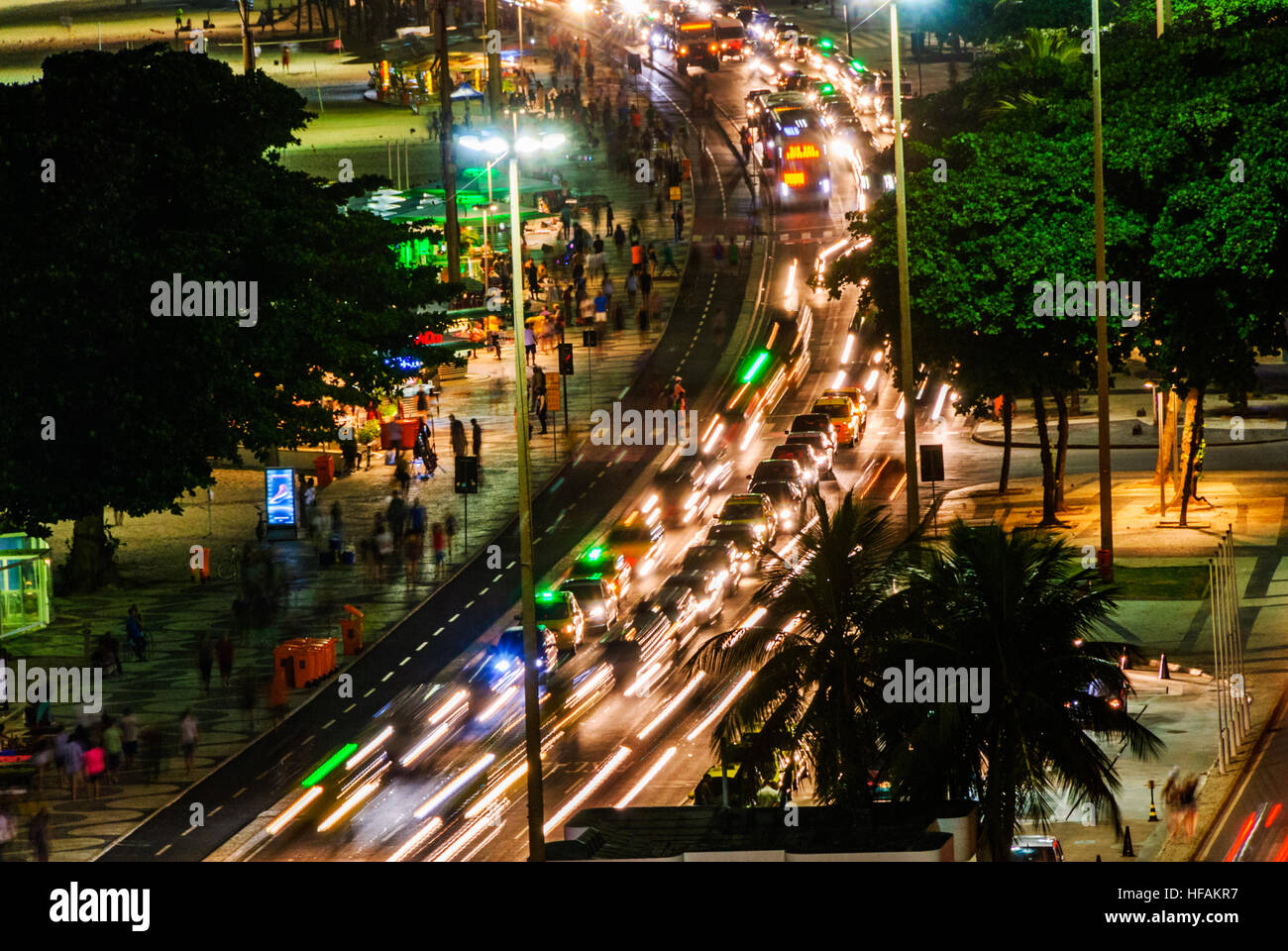 Il traffico di notte, Copacabana, Rio de Janeiro, Brasile Foto Stock