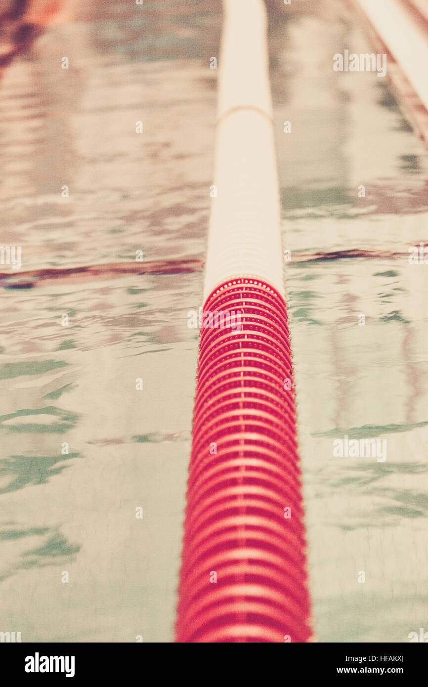 Linee di corsia e marcatori sono visti in una piscina coperta. Foto Stock
