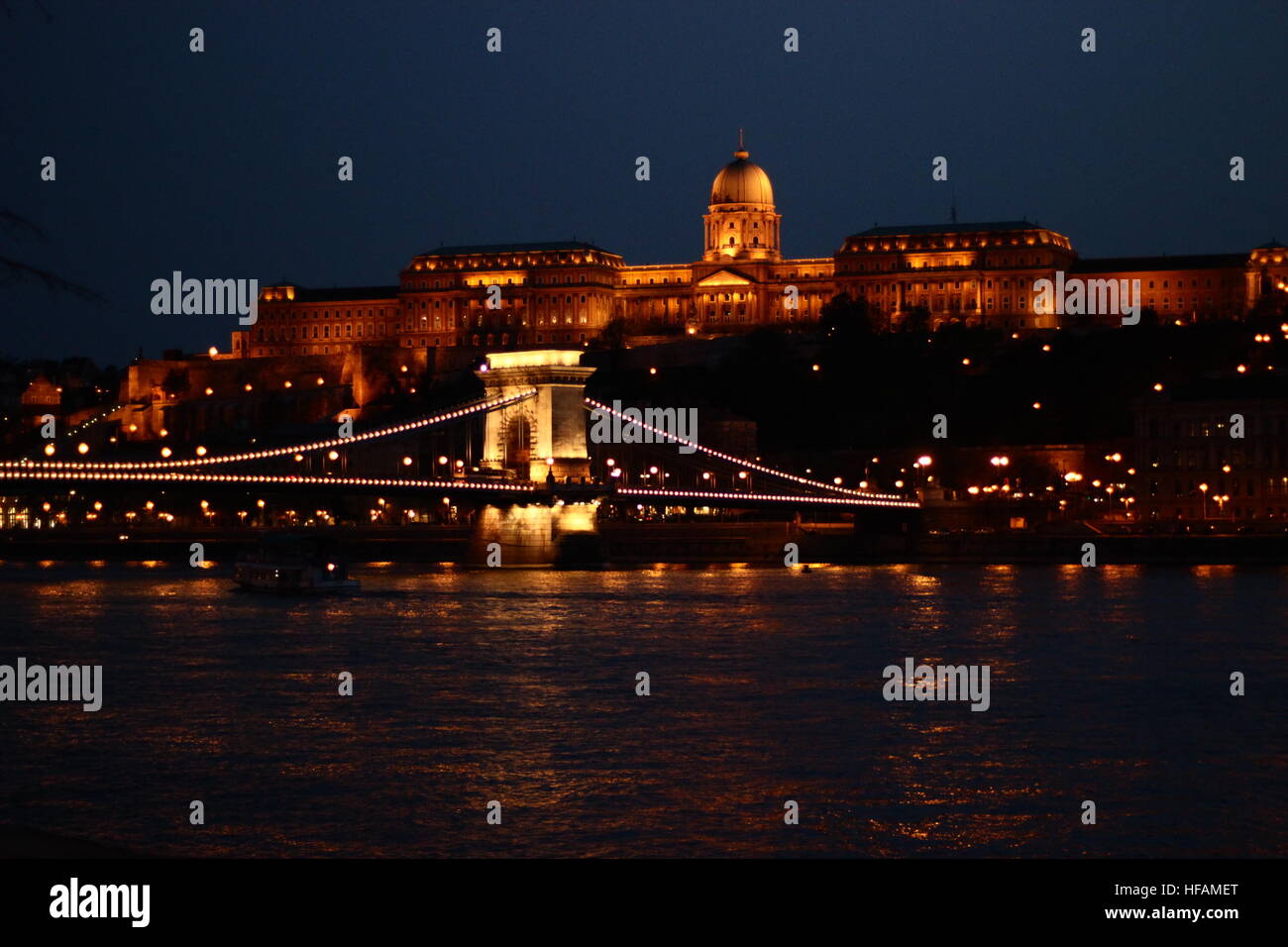Budapest Buda casttle e il ponte di notte le luci Foto Stock