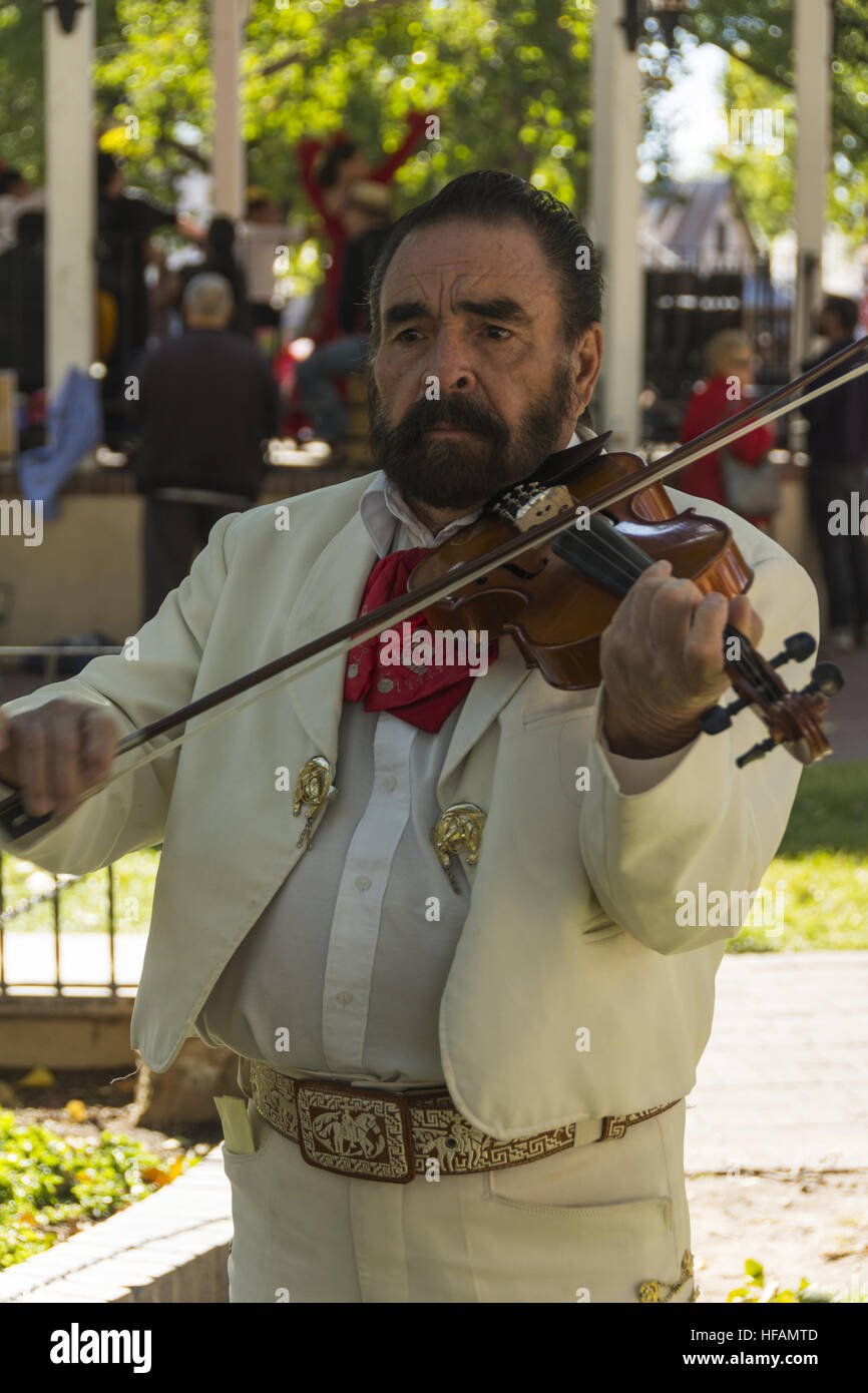 New Mexico di Albuquerque, Città Vecchia, mariachi musicista in libera prestazione pubblica Foto Stock