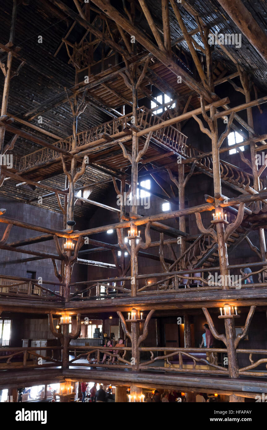 La Contea di Teton, Wyoming: Rustico log e arto lobby dell'Old Faithful Inn presso il Parco Nazionale di Yellowstone. Foto Stock