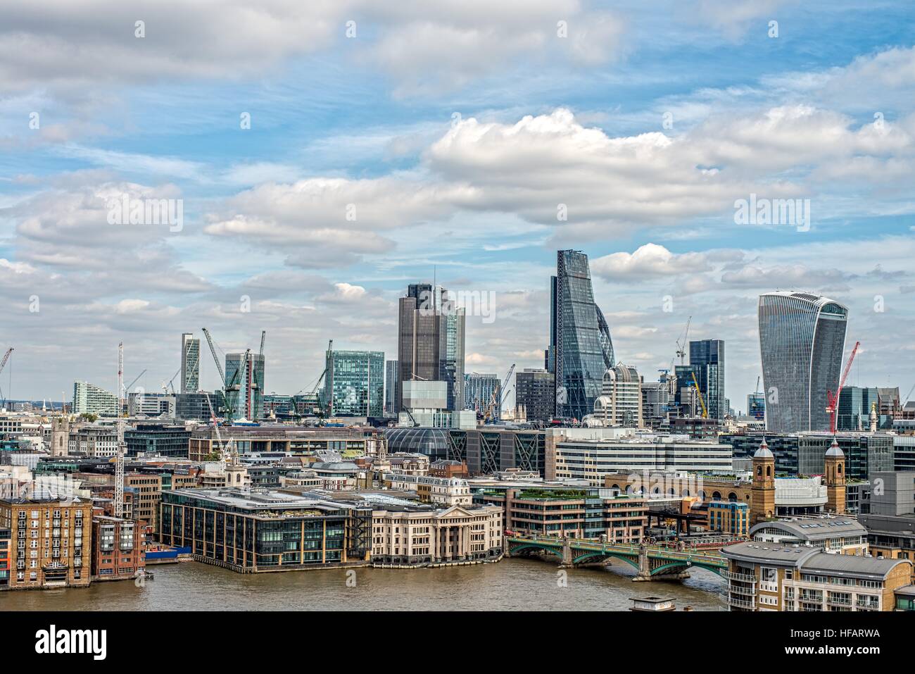 È possibile vedere la bellezza di Londra, quando ci si trova al di sopra del livello del suolo, città stanno crescendo rapidamente, con nuove e sorprendenti esempi di architettura Foto Stock