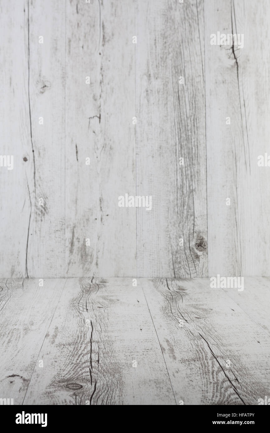 Bianco di legno rustico sfondo tabella. L'immagine verticale con spazio di copia Foto Stock