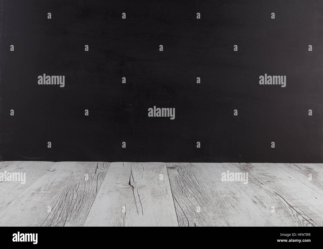 Bianco tavola in legno rustico con sfondo nero. L'immagine orizzontale con spazio di copia Foto Stock
