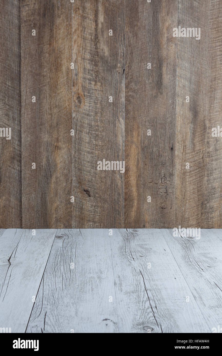Bianco rustico tavolo in legno marrone con uno sfondo di legno. L'immagine verticale con spazio di copia Foto Stock