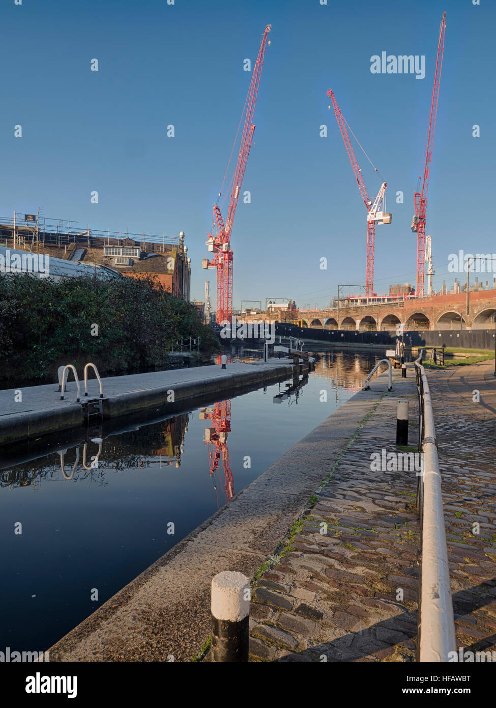 Dicembre 2016: Regent's Canal a Hawley bloccare che mostra la costruzione del nuovo Camden Lock Village di macis gruppo a nome di Labtech Foto Stock
