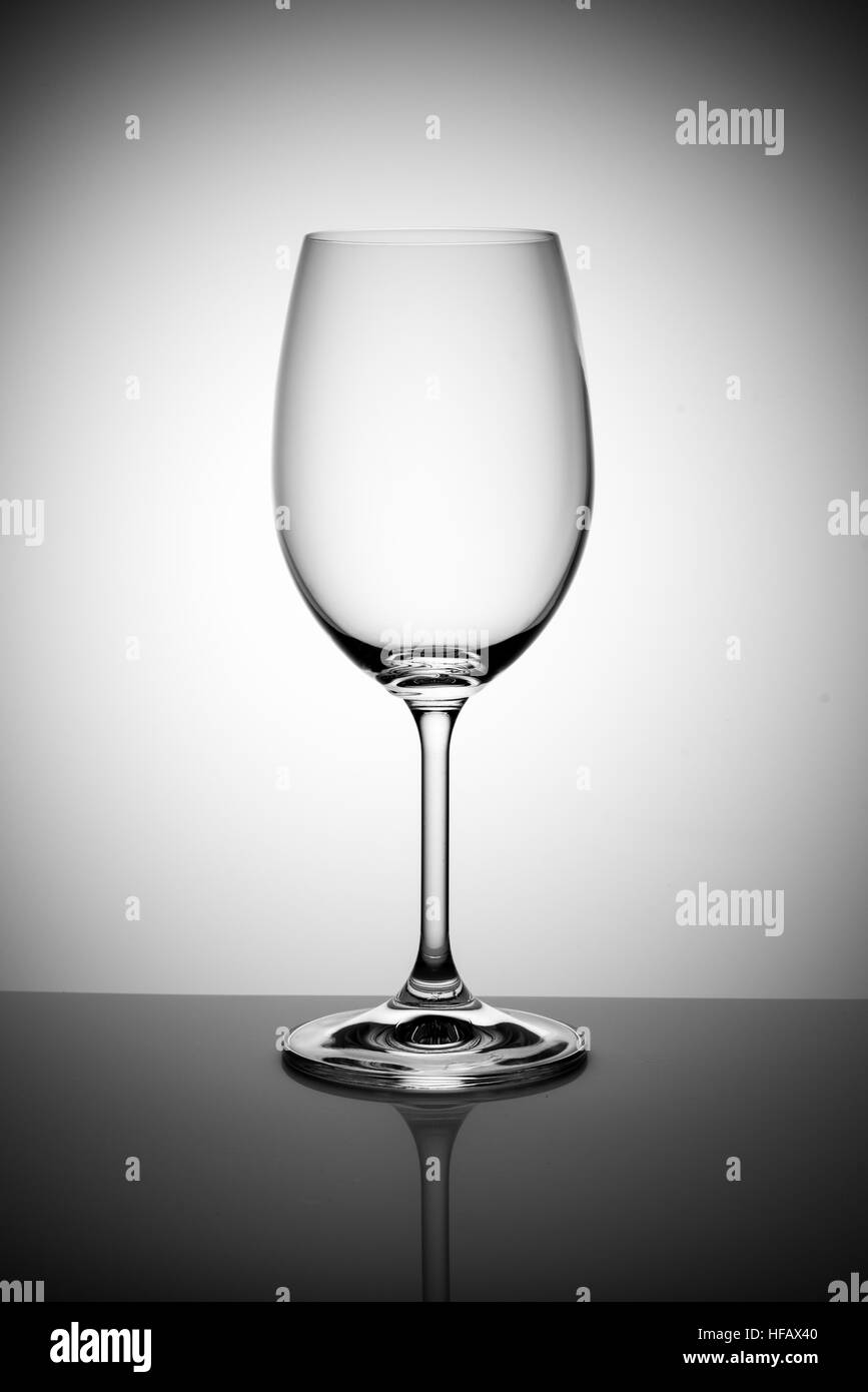 Vuoto in vetro di vino isolato su un fondo grigio chiaro Foto Stock