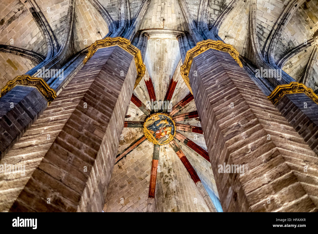 Cattedrale di interni di Barcellona il vetro macchiato arch soffitto ad archi di pietra enorme massiccio Cristo cristiana protestante cattolica Foto Stock