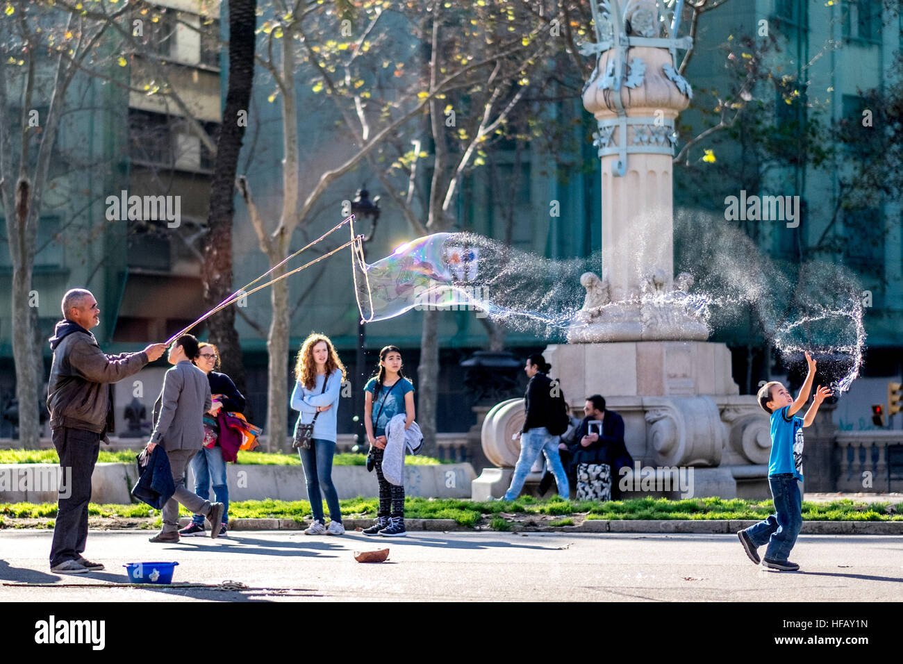 Un uomo gigante rende le bolle in un parco in Spagna. Foto Stock