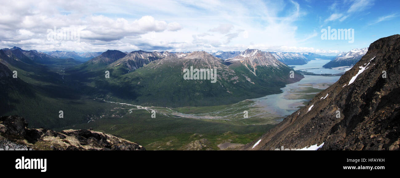 Il lago Chakachamma, situato in Alaska, offre splendide viste panoramiche del paesaggio circostante. Il lago fa parte di uno studio scientifico in corso da parte dello U.S. Geological Survey, incentrato sugli ecosistemi della regione e sull'importanza degli habitat di acqua dolce per la fauna locale e le specie vegetali. Foto Stock