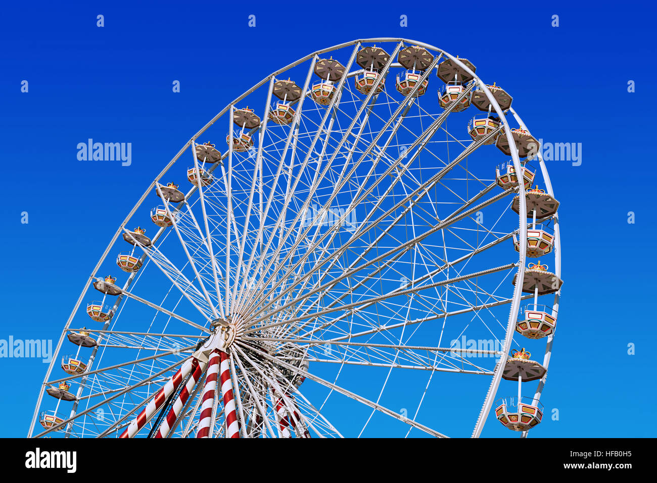 Circolare grande ruota panoramica sul cielo blu sullo sfondo Foto Stock