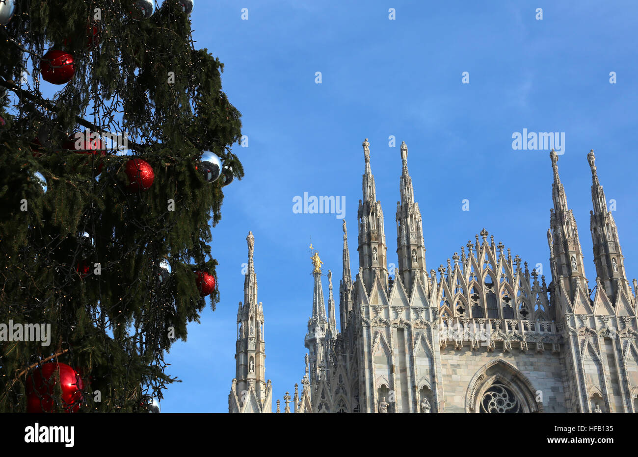 Il Duomo di Milano e il grande albero di Natale con il rosso e le sfere di argento Foto Stock