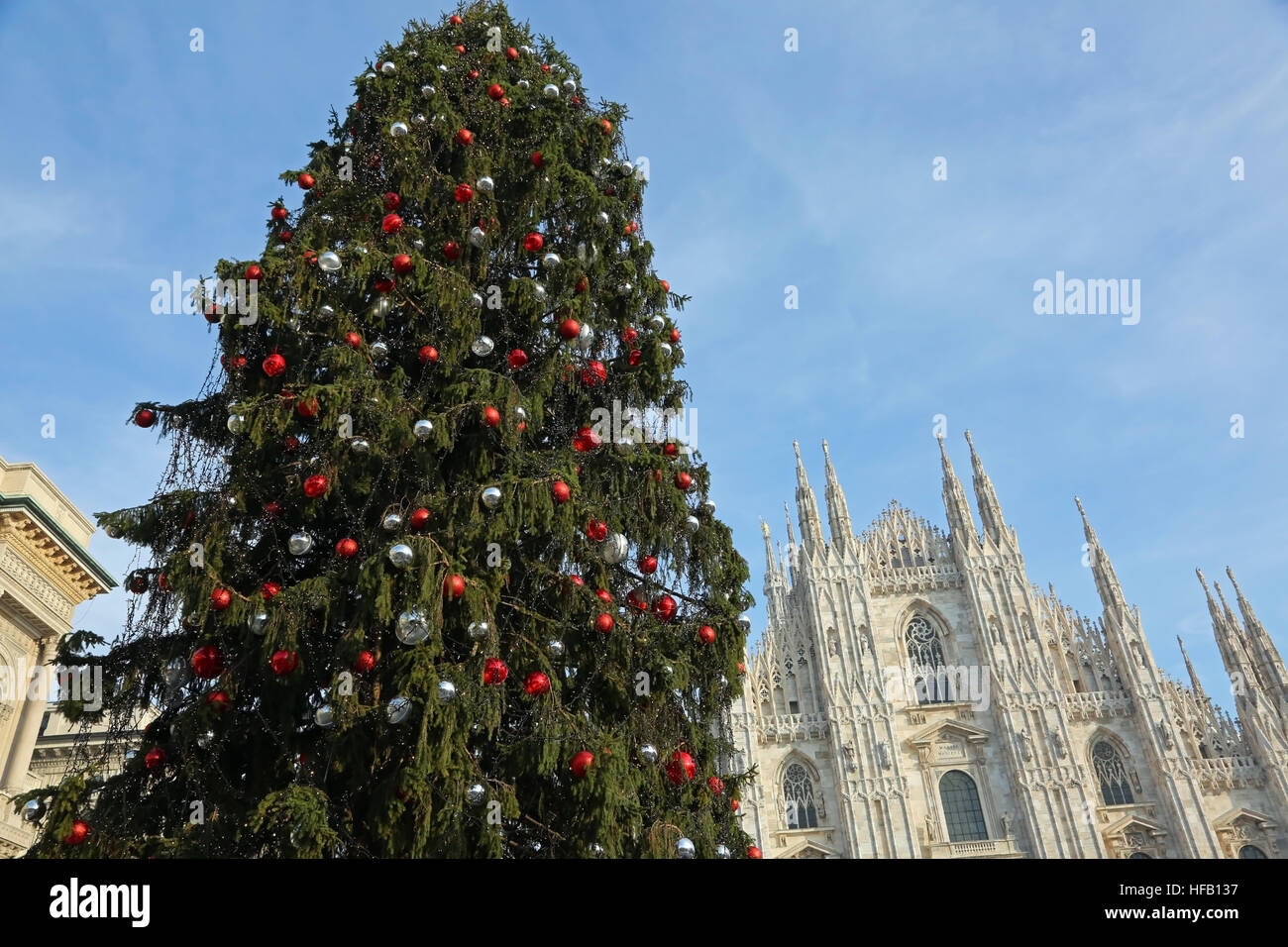 Facciata del duomo di Milano e il grande albero di Natale con le palle Foto Stock