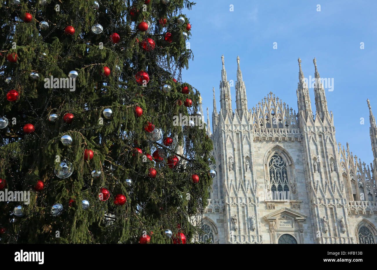 Facciata del duomo di Milano e il grande albero di Natale con le palle Foto Stock