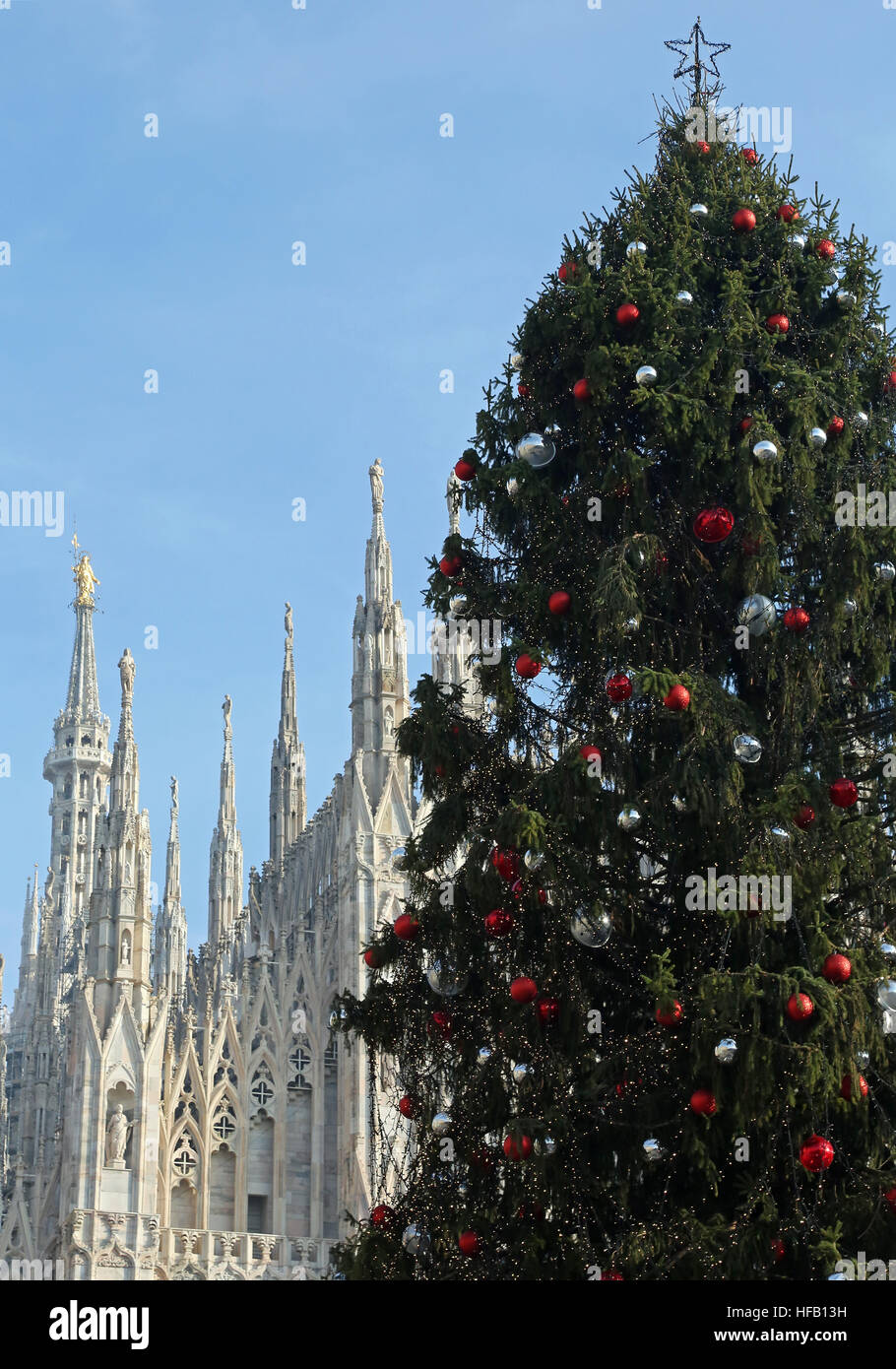 Grande albero di Natale decorato e il Duomo di Milano in Italia Foto Stock