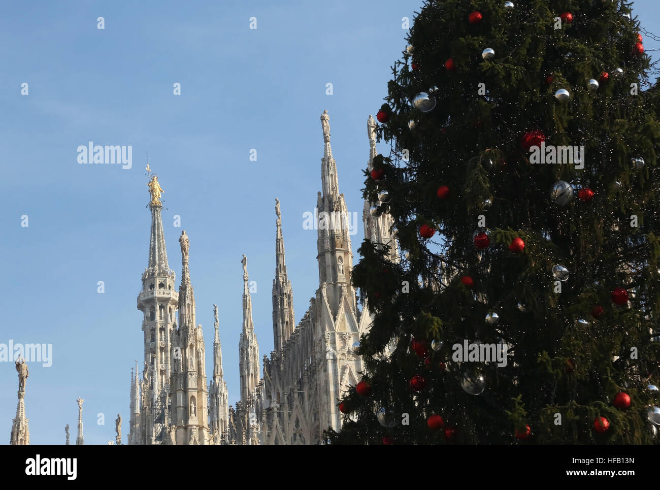 Albero di natale e di stile gotico Duomo di Milano in Italia in background Foto Stock