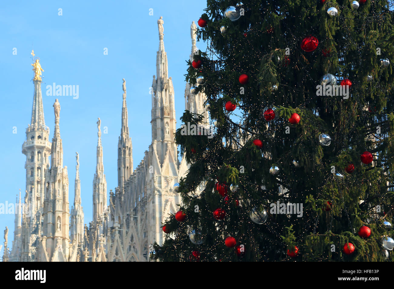 Grande albero di Natale e di stile gotico Duomo di Milano in Italia in background Foto Stock