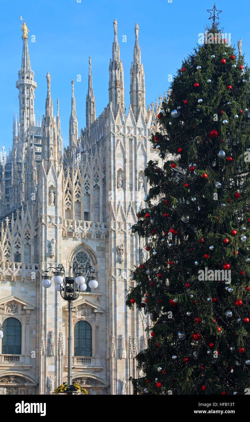 Grande albero di Natale di fronte al duomo di Milano in Italia Foto Stock
