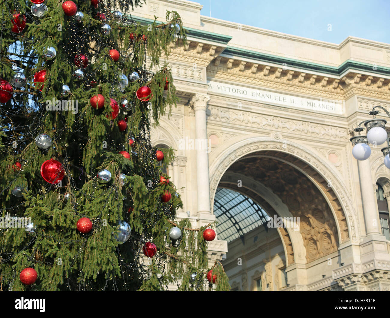 Enorme ornato albero di Natale e di edificio dedicato al re d'Italia Vittorio Emanuele II a Milano città in Italia Foto Stock