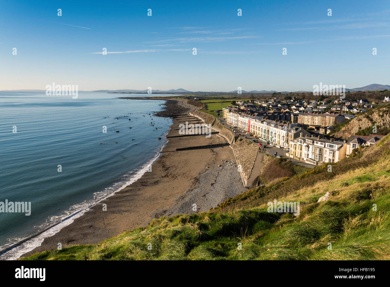 Criccieth. spiaggia di sabbia e mare. alberghi. Il paesaggio.il Galles del Nord Regno Unito Foto Stock