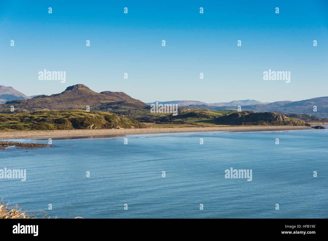 Criccieth. spiaggia di sabbia e mare. montagne paesaggio..il Galles del Nord Regno Unito Foto Stock