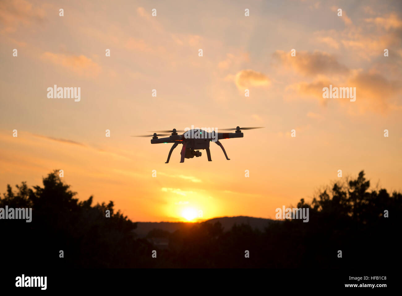 Drone passando al tramonto Foto Stock