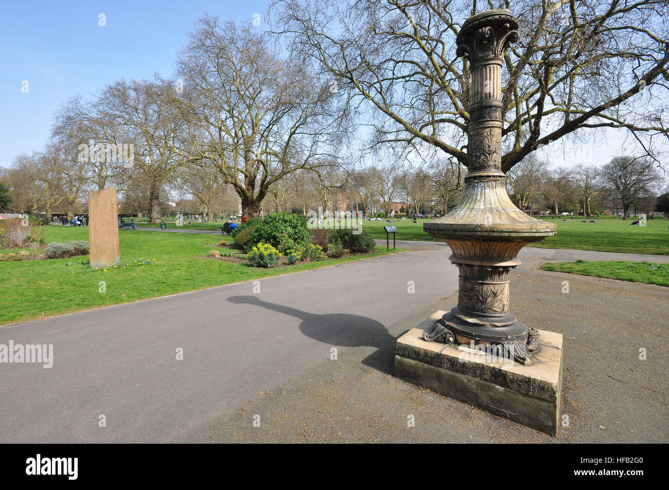 Fontana di vita fatta da George Tinworth e donate da Sir Henry Doulton nel 1869 e Memoriale di 1940 vittime di Blitz. Kennington Park Foto Stock
