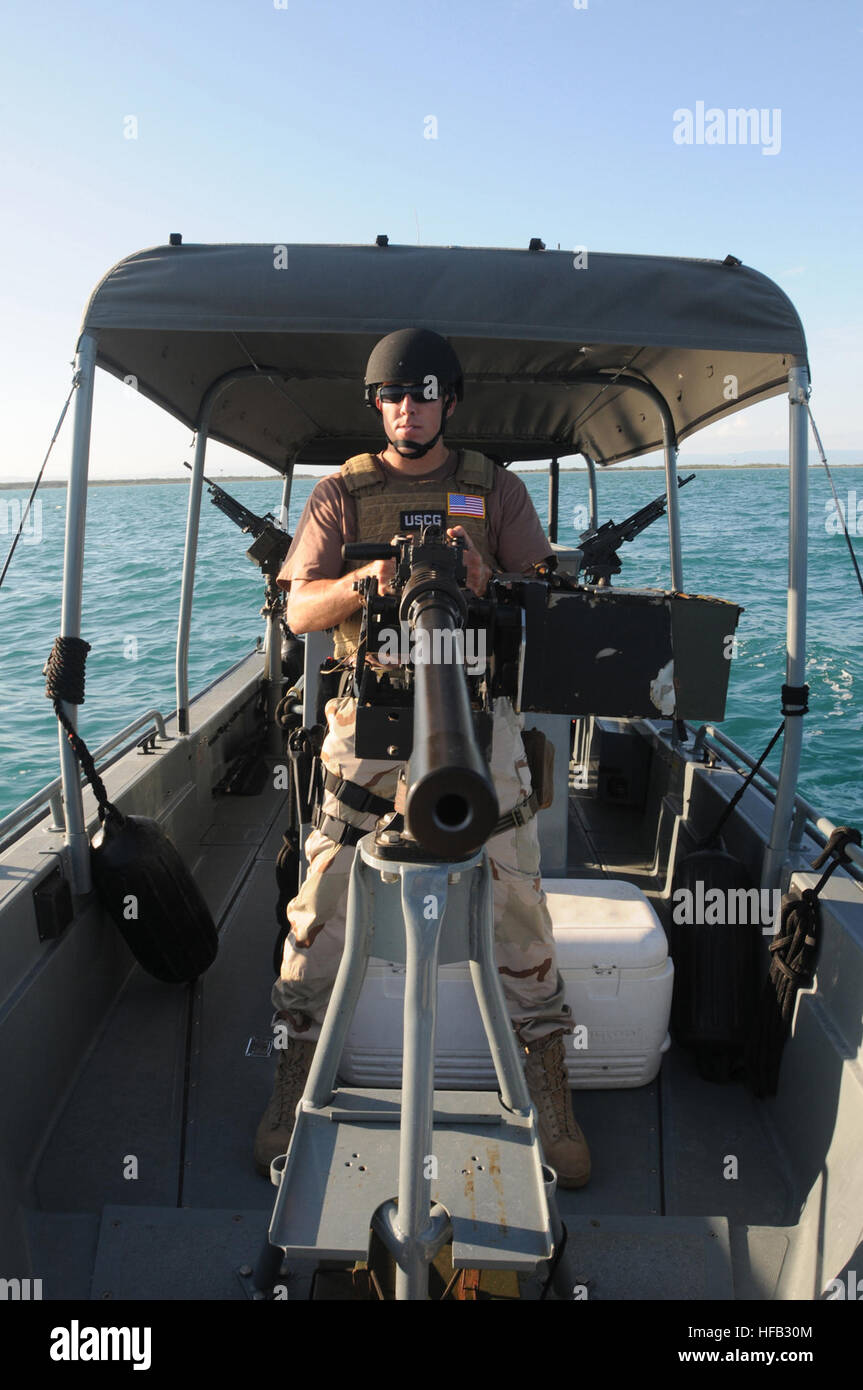 GUANTANAMO Bay a Cuba - STATI UNITI Coast Guard Petty Officer di terza classe Ryan Lewis, waterside securityman con la sicurezza marittima e il team di protezione, 91104 mans un .calibro 50 mitragliatrice a bordo di una U.S. La guardia costiera della imbarcazione di pattuglia, 12 maggio 2010. Un distacco di MSST 91104, da Galveston in Texas, viene distribuito alla stazione navale di Guantánamo Bay per eseguire maritime anti-terrorismo e vigore dazi di protezione per Joint Task Force Guantanamo. JTF Guantanamo conduce al sicuro, umano, legale e trasparente di cura e custodia dei detenuti, compresi quelli condannati dalla commissione militare e quelli ordinati rilasciato da un tribunale. Foto Stock