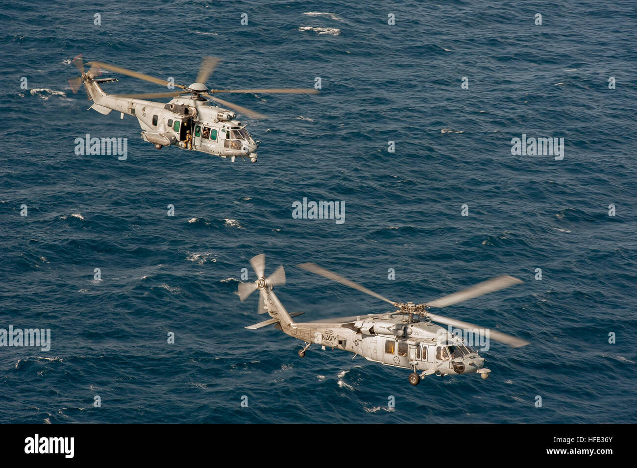 131231-N-ZZ999-282 Golfo di Oman (dec. n. 31, 2013) un MH-60S Sea Hawk, assegnato al 'Dusty cani' di elicottero di mare squadrone di combattimento (HSC) 7, destra vola con un aereo francese Caracal forze in elicottero dalla portaerei francese FS Charles de Gaulle (R 91), nel corso di un combattimento di ricerca e salvataggio di esercizio. HSC 7, parte di Harry Truman Carrier Strike gruppo, sta conducendo operazioni con unità assegnate al francese Task Force 473 per migliorare i livelli di cooperazione e interoperabilità, migliorare la mutua capacità marittima e promuovere a lungo termine la stabilità regionale negli Stati Uniti Quinta area della flotta Foto Stock