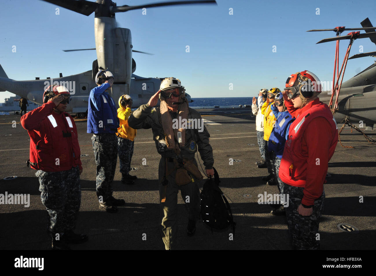 Adm posteriore. Rick Snyder, commander, Expeditionary Strike gruppo due, arriva attraverso il rainbow side boys dal ponte di volo a bordo del multipurpose Amphibious Assault nave USS Bataan (LHD 5), dic. 12. Bataan è attualmente in corso con il ventiduesimo Marine Expeditionary Unit per Composite unità di addestramento Esercizio (COMPTUEX), progettato per presentare il Bataan anfibio gruppo pronto con scenari visto sulla distribuzione. (U.S. Foto di Marina di Massa Specialista comunicazione Seaman Mark Hays/RILASCIATO) composito unità di formazione esercizio 131212-N-JX484-306 Foto Stock