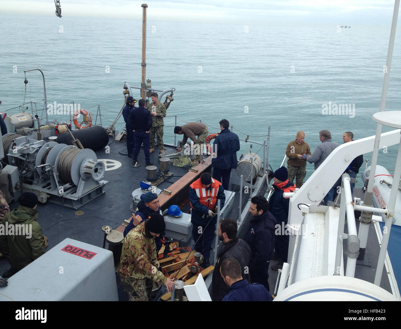 130223-N-980-001 NEL MARE ADRIATICO (feb. 19, 2013) distacchi dal U.S. Navy Fleet Team Sondaggio (FST) e Mobile Diving e unità di soccorso (MDSU) 2 lavorare con i membri della marina militare italiana e guardia costiera a bordo della marina militare italiana minesweeper Vieste (m 5553) e la guardia costiera italiana imbarcazione di pattuglia 274. I distacchi sono in conduzione e di ricerca e gli sforzi di recupero per un crash U.S. Air Force F-16 Fighting Falcon aeromobili. (U.S. Foto di Marina dal vescovo Jediah/RILASCIATO) di conduzione e di ricerca e gli sforzi di recupero 130223-N-IN980-001 Foto Stock