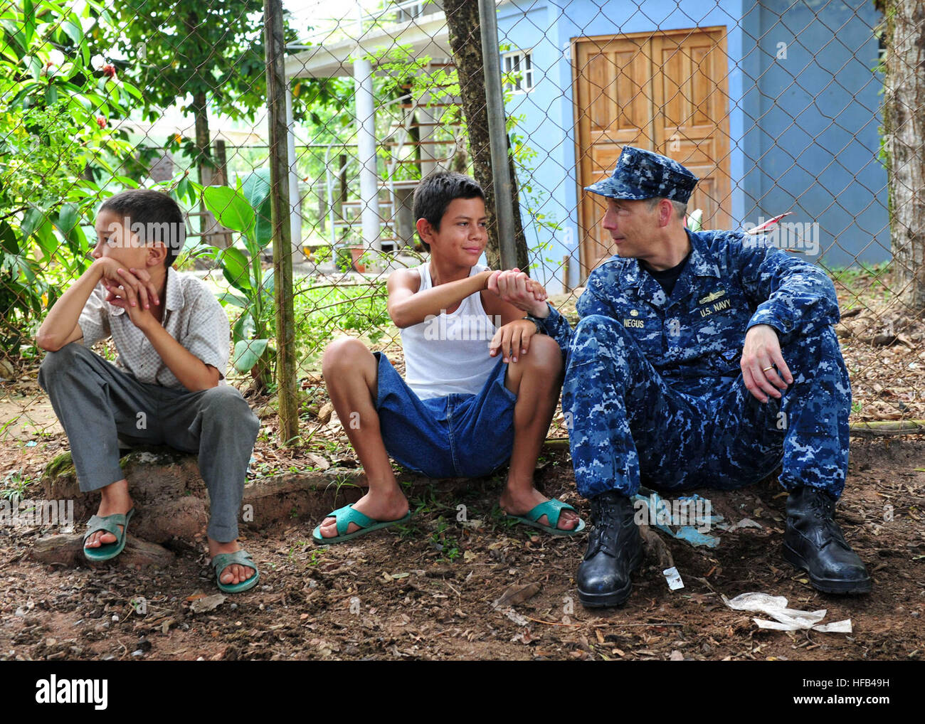 Il cap. Thomas Negus, commodore di continuare promessa 2010, si introduce a un ragazzo locale durante un veterinario evento civico. Il multipurpose Amphibious Assault nave USS Iwo Jima è ancorata al largo delle coste del Nicaragua conducendo una continua promessa 2010 umanitario assistenza civica di missione. Continuando la promessa 2010 322295 Foto Stock