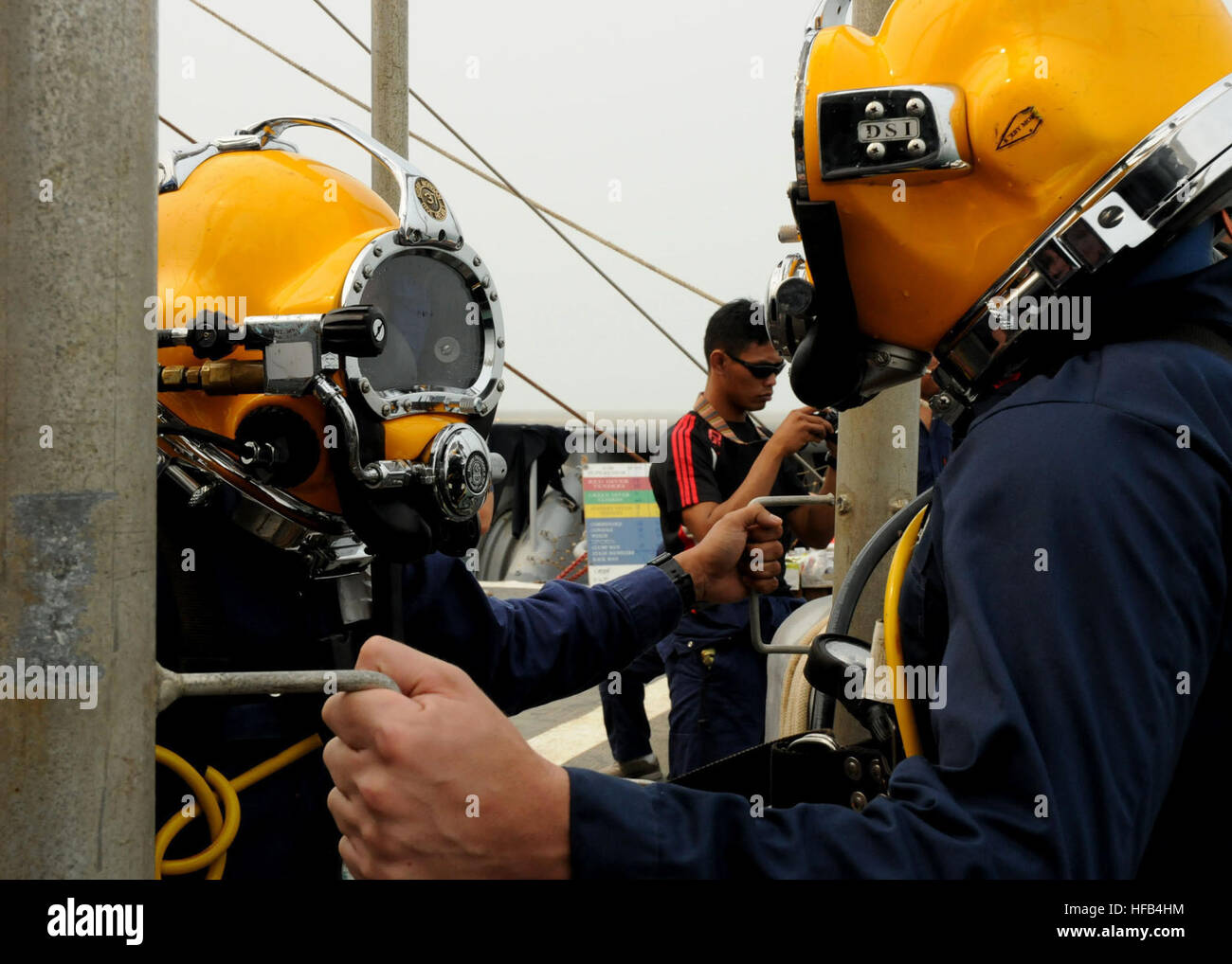 Master Diver Jeremy Duplissey, assegnato al comandante del gruppo di logistica Pacifico occidentale e membro della Royal Navy malese sono abbassati nell'acqua durante un comune esercizio di immersioni a bordo del diving e recupero nave USNS salvaguardare (T-ARS 50) durante la cooperazione a galla la prontezza e la formazione (Carati) Malaysia 2012. Carato è una serie di accordi bilaterali di esercitazioni militari tra Stati Uniti La marina e le forze armate del Bangladesh, Brunei, Cambogia, Indonesia, Malaysia, Filippine, Singapore e la Thailandia. Timor orientale si unisce l'esercizio per la prima volta nel 2012. (U.S. Foto di Marina di Massa Communic Foto Stock